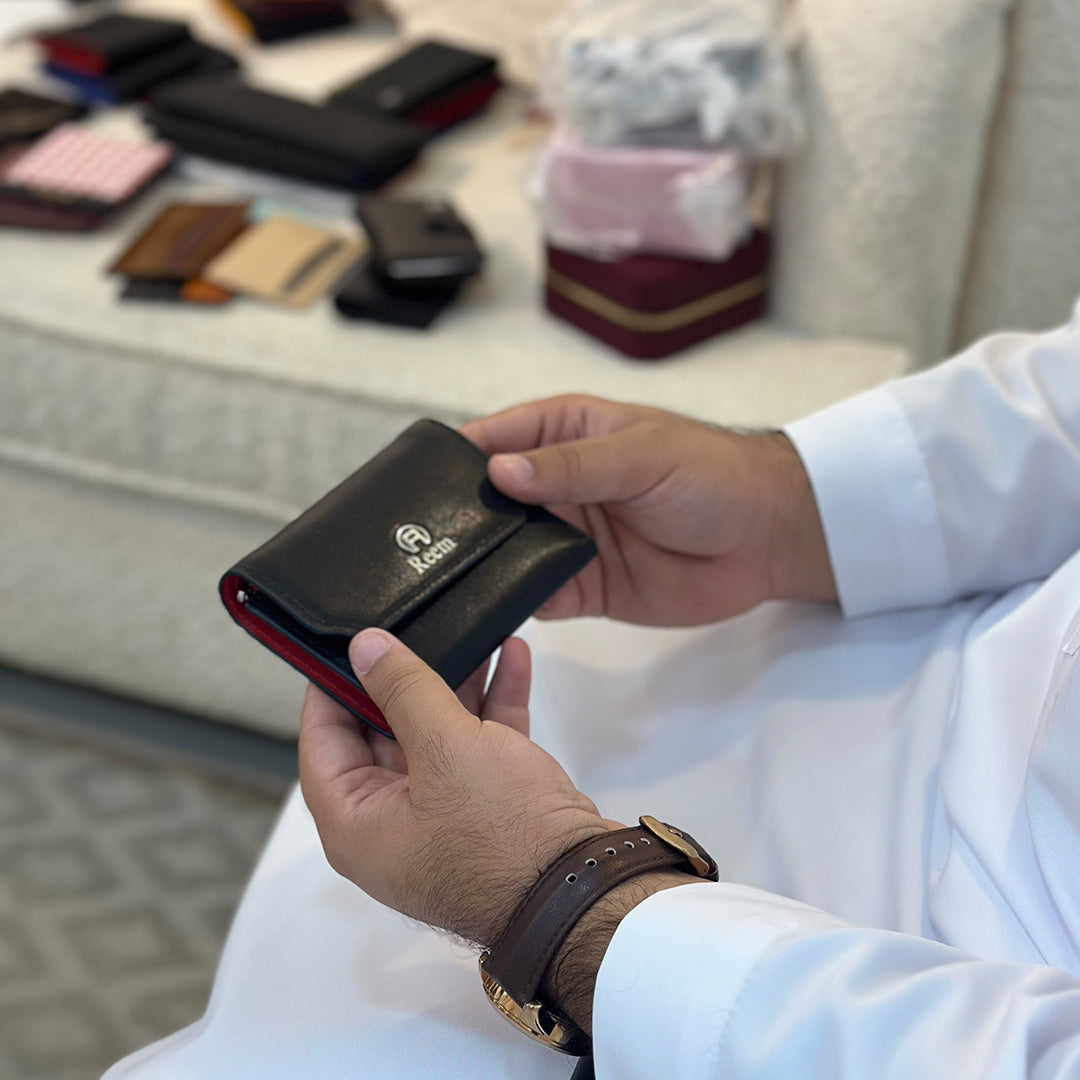 محفظة ثلاثية الطيات باللون الأحمر 